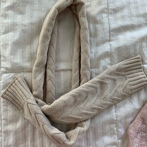 Skinny cream cable knit scarf
